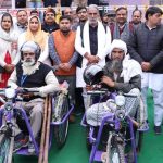 दिव्यांगजनों को मोटराइज्ड ट्राई साइकिल वितरित की गई