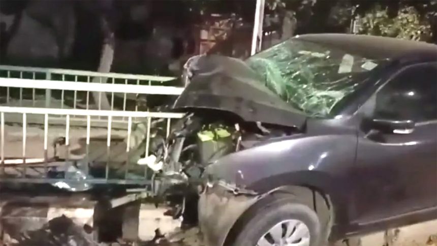 कुत्ते को बचाने के चक्कर में सड़क पर लगी ग्रिल हुई युवक के आर-पार, मौत