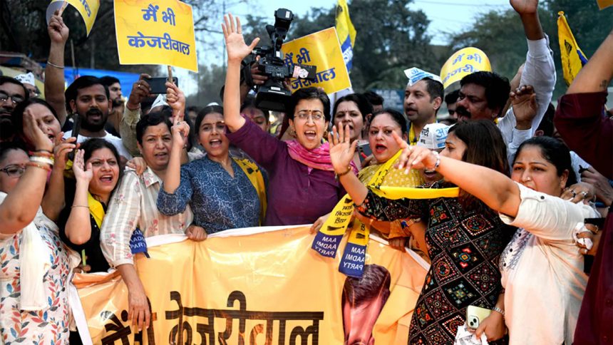 केजरीवाल की गिरफ्तारी पर AAP कार्यकर्ताओं का प्रदर्शन, कई वर्कर्स हिरासत में