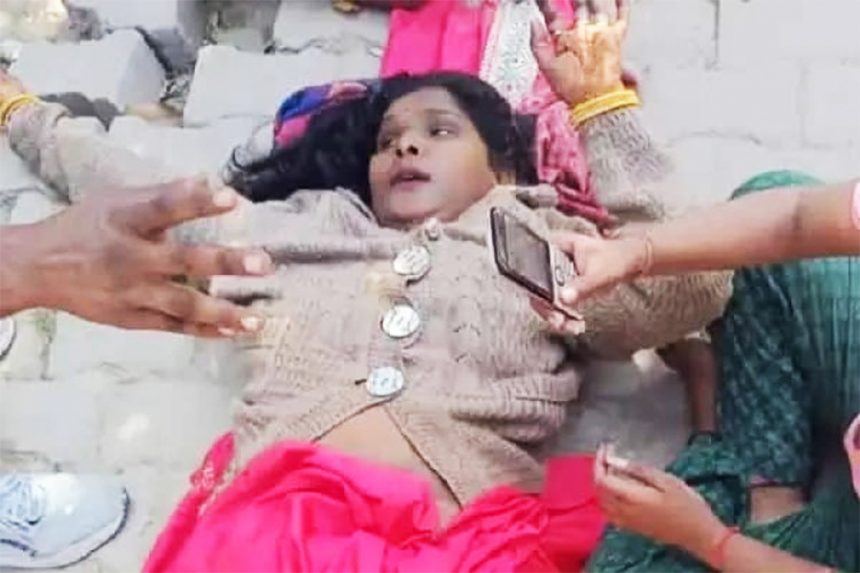 टीटीई ने पार की हैवानियत की हदें, महिला को चलती ट्रेन से दिया धक्का