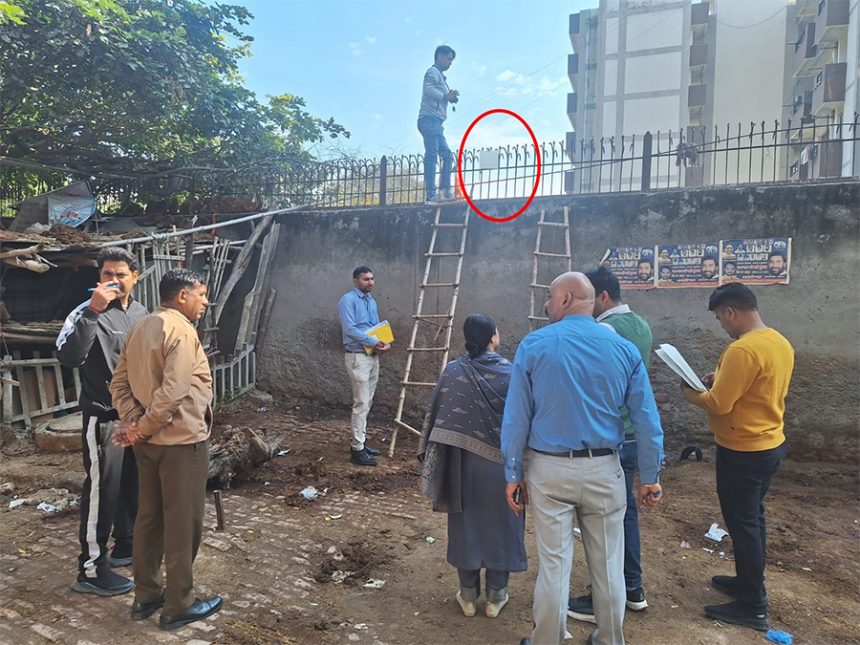 Shame on humanity: Throwing away the newborn; Dead body found stuck on iron grill