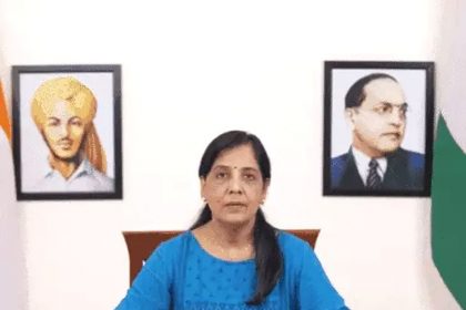 Wife Sunita launches Aashirwad campaign for Kejriwal