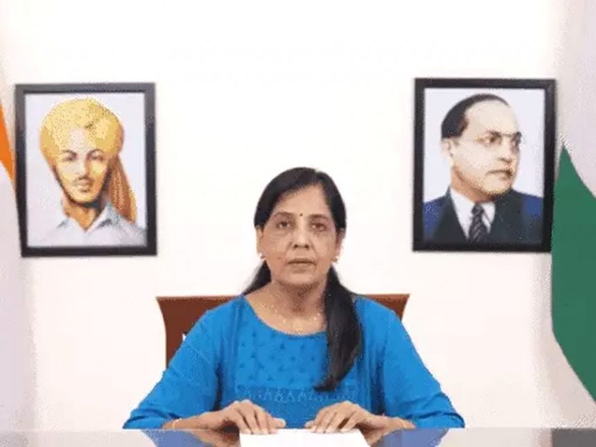 Wife Sunita launches Aashirwad campaign for Kejriwal