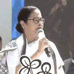 BJP से TMC में वापस आए अर्जुन सिंह का टिकट कटा, मंच छोड़कर गए बैरकपुर से लोकसभा का टिकट नहीं मिलने पर TMC नेता अर्जुन सिंह बीच में ही ममता का मंच छोड़ कर चले गए। 2019 के लोकसभा चुनाव में टिकट नहीं मिलने के बाद अर्जुन ने भाजपा का दामन थाम लिया था। TMC के दिग्गज नेता दिनेश त्रिवेदी ने इन्हें बैरकपुर सीट से हराया था। हालांकि, 2021 के विधानसभा चुनाव से पहले त्रिवेदी भी भाजपा में शामिल हो गए थे, जिसके बाद यहां तृणमूल के पास कोई बड़ा चेहरा नहीं बच। इसके बाद अर्जुन सिंह 22 मई 2022 को भाजपा छोड़कर वापस TMC में आ गए। कयास लगाए जा रहे थे कि अर्जुन को बैरकपुर से टिकट मिलेगा, लेकिन उनकी जगह पार्थ भौमिक को टिकट दे दिया गया।