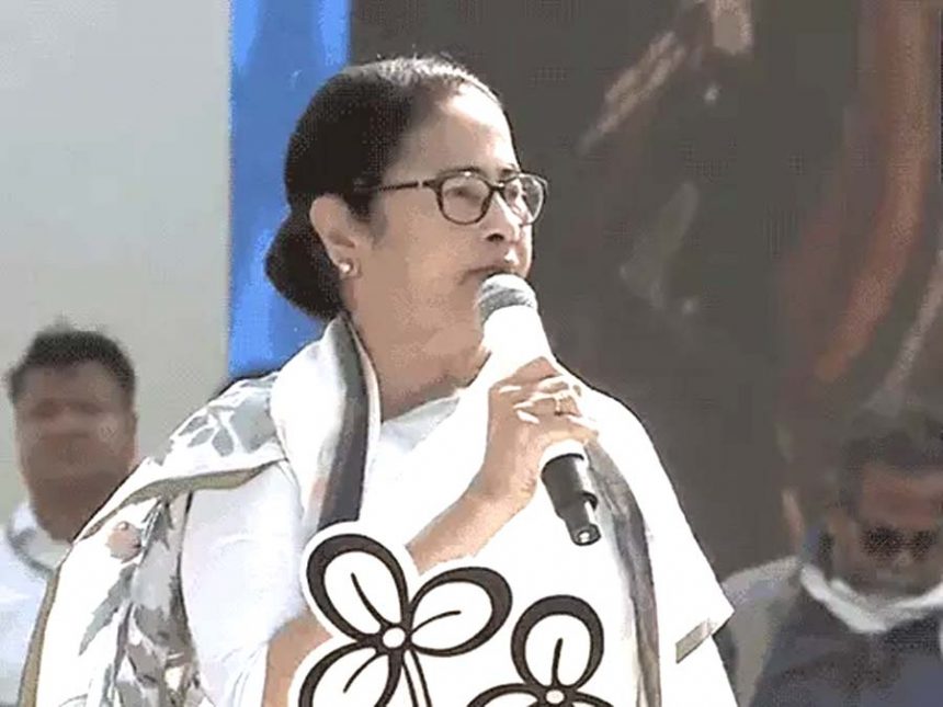 BJP से TMC में वापस आए अर्जुन सिंह का टिकट कटा, मंच छोड़कर गए बैरकपुर से लोकसभा का टिकट नहीं मिलने पर TMC नेता अर्जुन सिंह बीच में ही ममता का मंच छोड़ कर चले गए। 2019 के लोकसभा चुनाव में टिकट नहीं मिलने के बाद अर्जुन ने भाजपा का दामन थाम लिया था। TMC के दिग्गज नेता दिनेश त्रिवेदी ने इन्हें बैरकपुर सीट से हराया था। हालांकि, 2021 के विधानसभा चुनाव से पहले त्रिवेदी भी भाजपा में शामिल हो गए थे, जिसके बाद यहां तृणमूल के पास कोई बड़ा चेहरा नहीं बच। इसके बाद अर्जुन सिंह 22 मई 2022 को भाजपा छोड़कर वापस TMC में आ गए। कयास लगाए जा रहे थे कि अर्जुन को बैरकपुर से टिकट मिलेगा, लेकिन उनकी जगह पार्थ भौमिक को टिकट दे दिया गया।