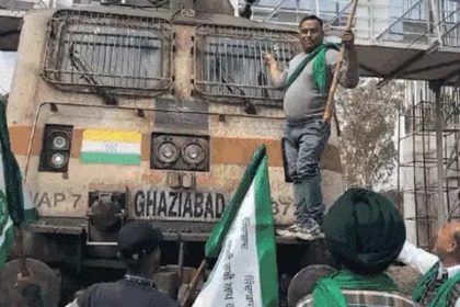 Farmers going to stop rail in Haryana detained: Railway tracks blocked for 4 hours in Punjab