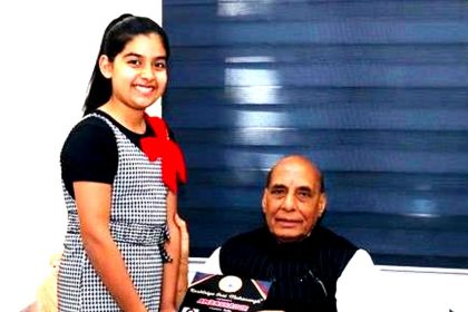 Faridabad's daughter "Rahadikha" was honored by Defense Minister Raj Nath Singh for her social service.