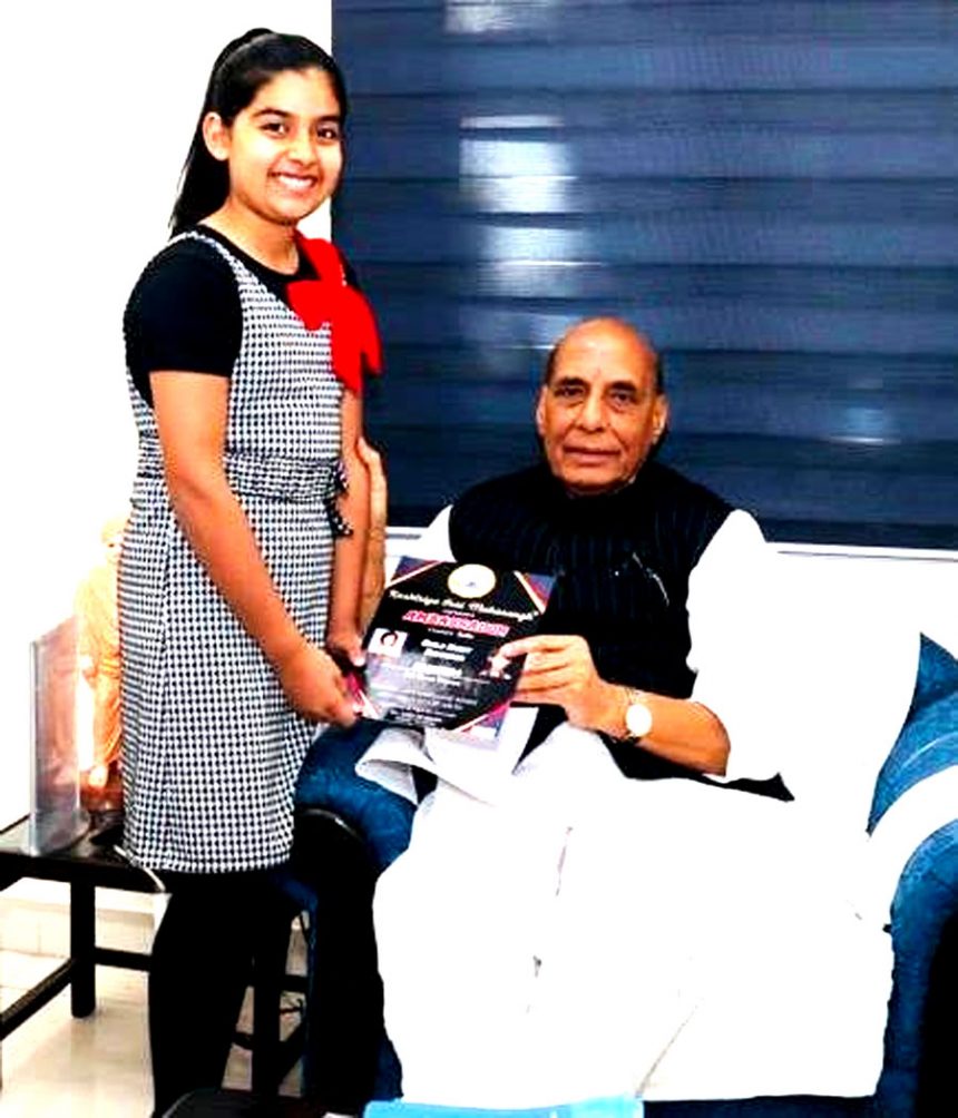 Faridabad's daughter "Rahadikha" was honored by Defense Minister Raj Nath Singh for her social service.