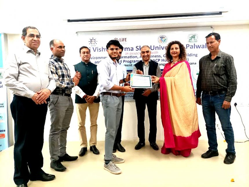 पलवल। श्री विश्वकर्मा कौशल विश्वविद्यालय में शुक्रवार को विश्व जल दिवस मनाया गया। इस उपलक्ष्य में आयोजित सिम्पोजियम में पर्यावरण विशेषज्ञों ने जल संकट और इससे पार पाने के प्रयासों पर मंथन किया। विद्यार्थियों में जल और पर्यावरण के प्रति जागरूकता प्रसारित करने के उद्देश्य से प्रश्नोत्तरी प्रतियोगिता का आयोजन भी किया गया।  हरियाणा सरकार के पर्यावरण एवं जलवायु परिवर्तन निदेशालय और श्री विश्वकर्मा कौशल विश्वविद्यालय के संयुक्त तत्वावधान में आयोजित इस कार्यक्रम को एनवायरमेंट इन्फोर्मेशन, अवेयरनेस कैपेसिटी बिल्डिंग द्वारा प्रायोजित किया गया।  कार्यक्रम में मुख्यातिथि के रूप में विश्वविद्यालय की कुलसचिव प्रोफेसर ज्योति राणा ने कहा कि जल बिना कल की कल्पना नहीं की जा सकती। जल है तो कल है। प्रोफेसर ज्योति राणा ने कहा कि आने वाली पीढ़ियों के लिए ही नहीं हमें अपने वर्तमान के लिए भी जल को बचाना होगा। उन्होंने विद्यार्थियों से जल संरक्षण के प्रहरी बन कर काम करने का आह्वान किया।  कार्यक्रम की अध्यक्षता करते हुए अकादमिक अधिष्ठाता प्रोफेसर आर एस राठौड़ ने कहा कि हम जल बना नहीं सकते बचा तो सकते हैं। उन्होंने कहा कि जल बचाने के अभियान केवल कथनों में नहीं बल्कि धरातल पर होना चाहिए। प्रोफेसर राठौड़ ने आने वाले जल संकट के प्रति आगाह किया।  इकोलाइव के संस्थापक सुनील कुमार पाचर ने अपने उद्घाटन भाषण में कहा कि जल बंटवारे के लिए विश्व में और भारत में बड़े विवाद खड़े हो रहे हैं। हमें पानी के इस्तेमाल के तौर तरीके बदलने होंगे। सुनील कुमार पाचर ने कहा कि जलशोधन और उनके पुन: प्रयोग की तकनीकों पर काम करना होगा।  डाइकी एक्सिस इंडिया के सीईओ कमल तिवारी विश्व में 75% रोजगार जल की उपलब्धता पर आधारित हैं। 2050 तक जल की आवश्यकता 100 प्रतिशत से भी ज्यादा बाद जाएंगी। इसलिए लिए हमें वाटर ट्रीटमेंट की तकनीक पर काम करना होगा।  पर्यावरण एवं जलवायु परिवर्तन निदेशालय के कार्यक्रम अधिकारी अरविंद कुमार पुंडीर ने कहा कि पर्यावरण परिवर्तन हमारे लिए बड़ी चुनौती है। हमें जल संरक्षण, ऊर्जा संरक्षण और वन संरक्षण करने के साथ - साथ और समस्त प्रदूषणों को रोकना होगा। वर्षा चक्र प्रभावित हो रहे हैं। हमें बारिश के पानी के संग्रह, शुद्धिकरण और उसके उपयोग पर जोर देना होगा।  विभा वाणी इंडिया के राज्य समन्वयक जाकिर हुसैन ने कहा कि हर साल 2 लाख लोगों की दूषित जल के उपयोग से मौत हो जाती है। भूजल स्तर लगातार नीचे खिसक रहा है। हमें जल संरक्षण में अपनी भूमिका सुनिश्चित करनी होगी।  कुलसचिव प्रोफेसर ज्योति राणा व अन्य अतिथियों ने क्विज के विजेता सरस्वती, पवन कोशिश और बलदेव को सम्मानित किया।   World Water Day organized at Shri Vishwakarma Kaushal University