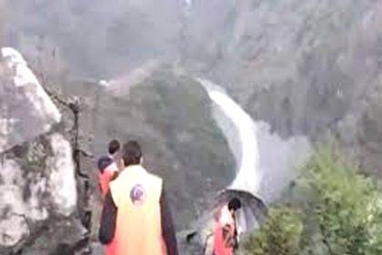 जम्मू के रामबन में गुरुवार देर रात एक टैक्सी 300 फीट गहरी खाई में गिर गई। इसमें 10 की मौत हो गई, जिसमें 9 लोग बिहार के रहने वाले थे। हादसा 28 मार्च देर रात सवा एक बजे जम्मू-श्रीनगर नेशनल हाईवे 44 पर रामबन के बैटरी चश्मा इलाके में हुआ। रेस्क्यू टीम के मुताबिक टैक्सी श्रीनगर से जम्मू जा रही थी। रास्ते में भारी बारिश के चलते फिसलकर खाई में गिर गई। अब तक 10 यात्रियों के शव खाई में से निकाल लिए गए हैं। मरने वालों में जम्मू के अंब घ्रोथा के बलवान सिंह (47) और बिहार के भैसहिया गांव के दो भाई इंद्रजित बीन और अवधेश बीन, मंझरिया के राजू बीन, सोहस सिसवा बाजार के संदीप बीन, बाहरी स्थान के हरि बीन, इनारबरावा भैरोगंज के विपिन मुखिया, बेलौरा रामनगर थाना के राजन मुखिया, सिरिसिया निवासी नौरंगिया के रामविलास बीन और कैलाश नगर के राजकुमार थे। प्रधानमंत्री नरेंद्र मोदी ने रामबन में हुए सड़क हादसे पर दु:ख जताया। है। मृतकों के परिजन को 2-2 लाख और घायलों को 50-50 हजार रुपए देने की घोषणा की है। केंद्रीय मंत्री बोले- मरने वालों के साथ मेरी संवेदनाएं केंद्रीय मंत्री जितेंद्र सिंह ने X पर पोस्ट के जरिए हादसे के बारे में लिखा है। जितेंद्र ने कहा- सड़क दुर्घटना के बारे में जानने के बाद डीसी रामबन, बसीर-उल-हक से बात की, जिसमें बैटरी चश्मा के पास जम्मू-श्रीनगर राष्ट्रीय राजमार्ग पर एक यात्री टैक्सी गहरी खाई में गिर गई, जिसमें 10 लोगों की जान चली गई। पुलिस, एसडीआरएफ और क्यूआरटी मौके पर पहुंच गई है। शोक संतप्त परिवारों के प्रति मेरी गहरी संवेदनाएं हैं।