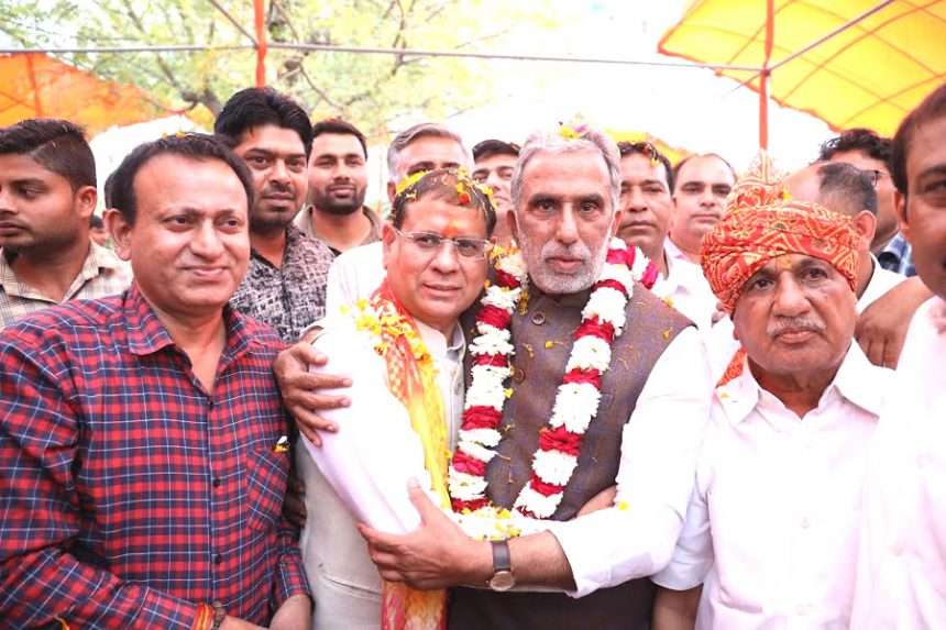 Union Minister of State Krishnapal Gurjar celebrated Holi at the house of MLA Rajesh Nagar.