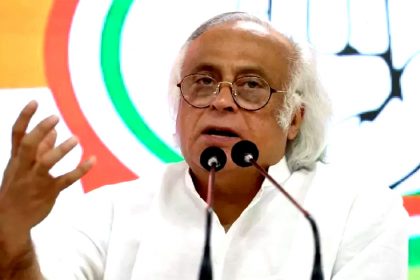 जयराम रमेश गांधी परिवार के दरबारी : स्मृति ईरानी