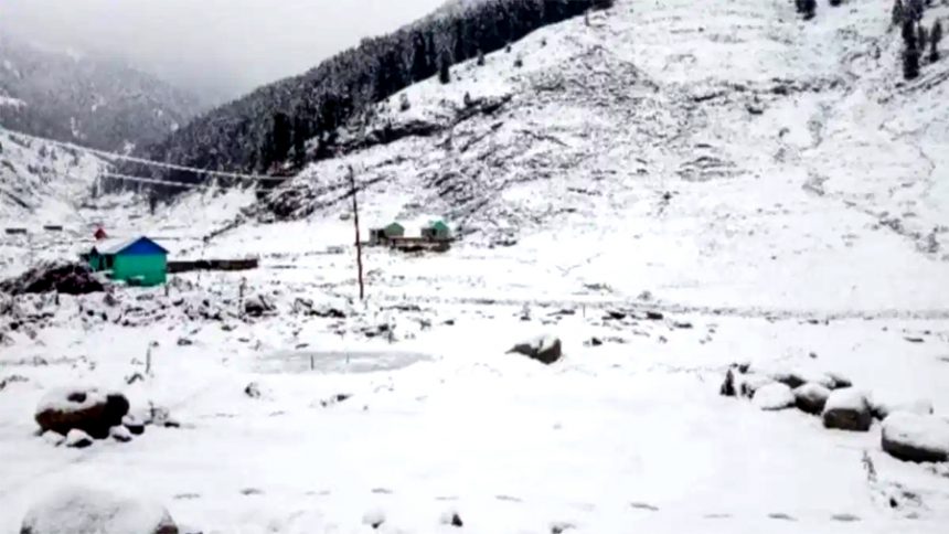 जम्मू में लैंडस्लाइड, महिला और 3 बच्चों की मौत, यूपी में आंधी-बरसात में 3 की जान गई