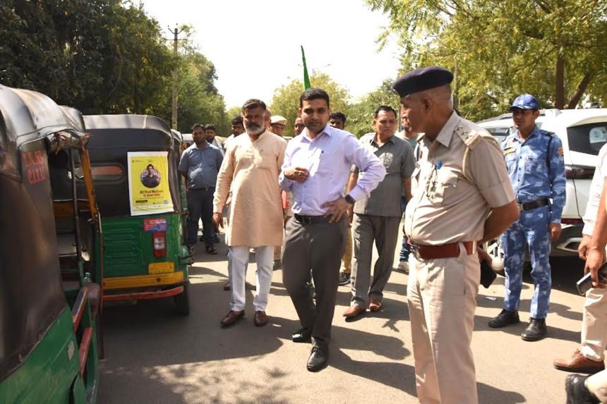 Kasabha Election Officer Vikram Singh and Nodal Officer of Sweep Activity ADC Anand Sharma flagged off the auto drivers.