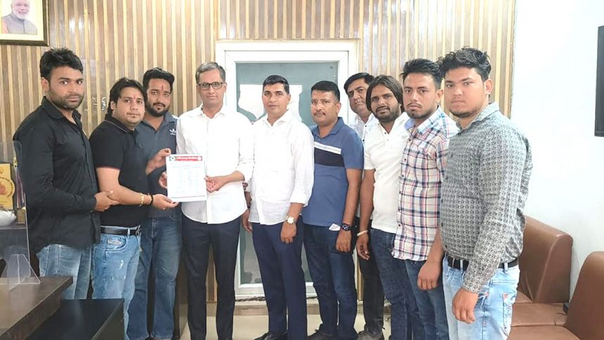 Arvind Chandila took blessings from Devendra Chaudhary on the formation of the new executive.