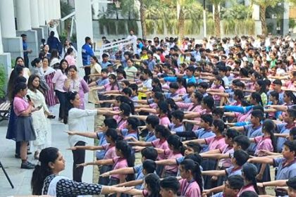 The land of Faridabad became witness to the unique initiative of the country, eight and a half lakh hands raised together for the pledge of voting.