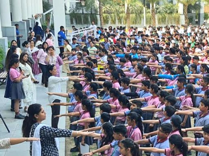 The land of Faridabad became witness to the unique initiative of the country, eight and a half lakh hands raised together for the pledge of voting.