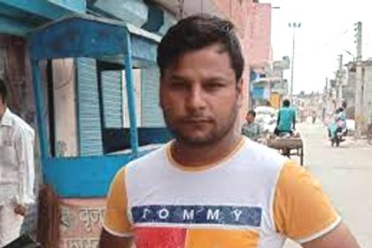 हरियाणा के फरीदाबाद में शुक्रवार रात दुकान में शराब पीने से मना करने पर युवक की पीट-पीटकर हत्या कर दी गई। आरोपियों ने उसके भाई पर भी हमला किया, जिसमें वह गंभीर रूप से घायल हो गया। घटना NIT स्थित डबुआ इलाके की है। पुलिस ने एक आरोपी को गिरफ्तार कर लिया है, जबकि अन्य फरार हैं। मृतक की पहचान जवाहर कॉलोनी निवासी सत्यप्रकाश यादव (35) के रूप में हुई है। वह 2 बेटी और एक बेटे का पिता था। वह डबुआ इलाके में कन्फेक्शनरी की दुकान चलाता था। युवकों ने अपने साथी बुलाए सत्यप्रकाश के पड़ोसी गोपाल शर्मा ने बताया कि रात करीब साढ़े 11 बजे 3-4 युवक सत्यप्रकाश की दुकान पर आए। उन्होंने दुकान पर चखना मांगा। इसके बाद युवकों ने सत्यप्रकाश को दुकान पर बैठकर शराब पीने की बात कही। सत्यप्रकाश ने युवकों को मना कर दिया। युवक शराब पीने की जिद करने लगे। इसके बाद उनमें कहासुनी हो गई। युवकों ने अपने साथियों को बुला लिया। इसके बाद उन्होंने सत्यप्रकाश और उसके भाई नीरज से मारपीट शुरू कर दी। उन्होंने जिम करने वाली रॉड और धारधार हथियार से मारपीट की। घटना में सत्यप्रकाश की मौके पर ही मौत हो गई। आसपास के लोग सत्यप्रकाश और नीरज को अस्पताल लेकर पहुंचे। जहां डॉक्टरों ने सत्यप्रकाश को मृत घोषित कर दिया। वहीं नीरज के हाथ में फ्रैक्चर आया है। गांव गए हुए थे पिता Confectionery operator murdered in Haryana