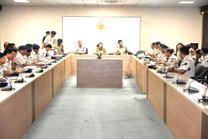 SP Dr. Anshu Singla held a meeting of supervisory officers, police station managers, crime units and outpost in-charges and gave important guidelines in view of the Lok Sabha elections.