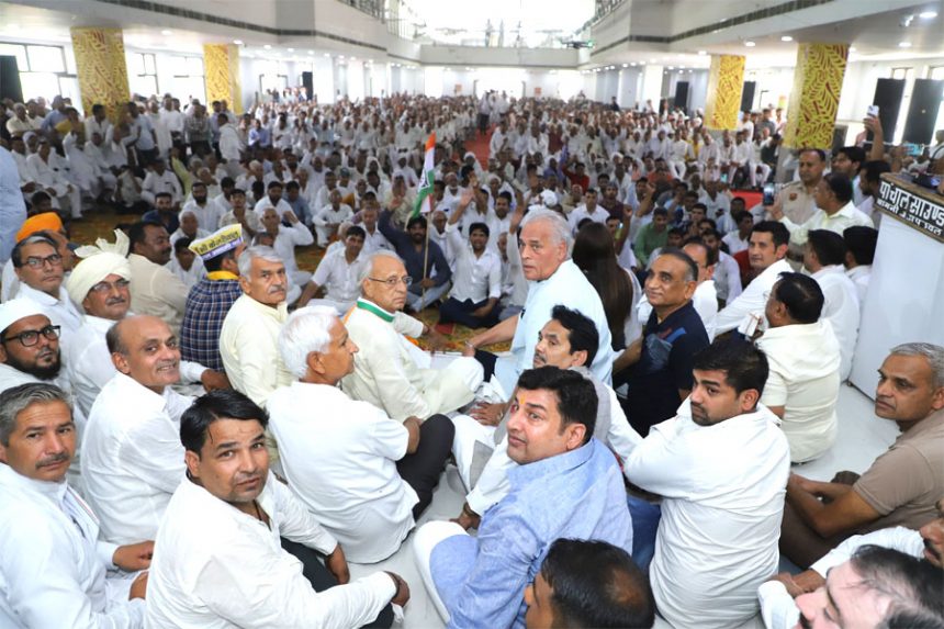 Former cabinet minister Karan Singh Dalal announced open support to Chaudhary Mahendra Pratap Singh in the huge workers' conference.