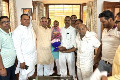 चुनाव के बाद लोग लगाते रहे आंकलन, कांग्रेस प्रत्याशी के घर लगा रहा लोगों का तांता