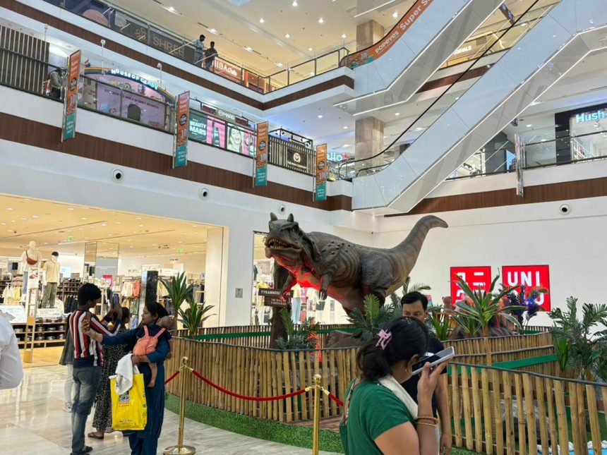 बच्चों को खूब पसंद आया डिनो एडवेंचर वर्ल्ड