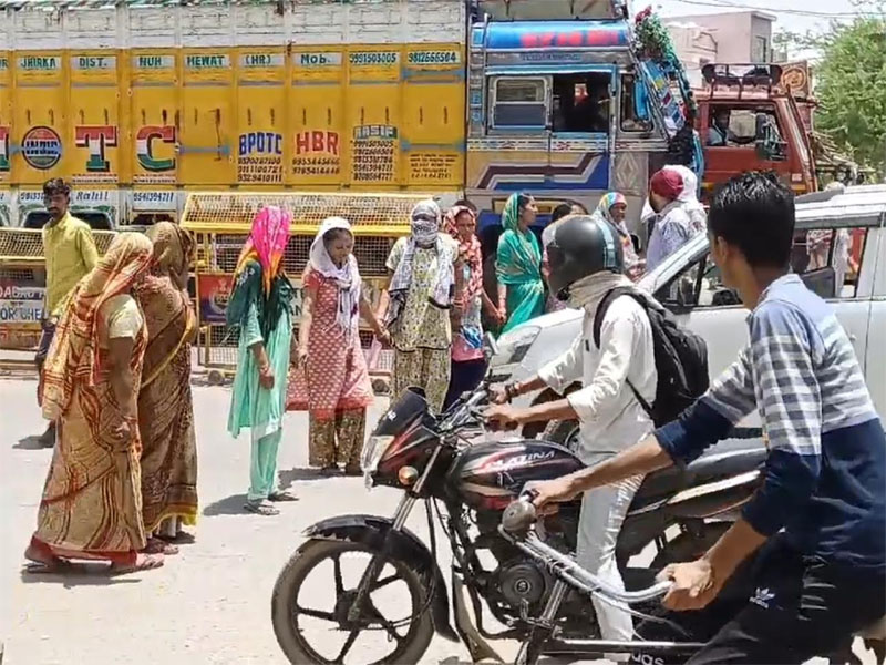 पेयजल की किल्लत से परेशान संजय कॉलोनी वासियों का फूटा गुस्सा, किया रोड जाम