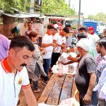 भीषण गर्मी में मीठे पानी की छबील लगाकर राहगीरों की प्यास बुझाई