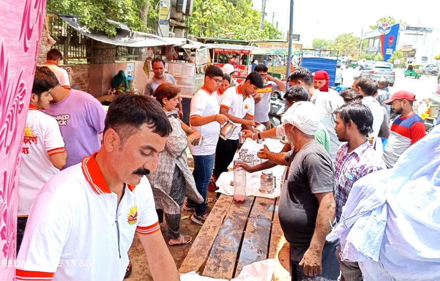 भीषण गर्मी में मीठे पानी की छबील लगाकर राहगीरों की प्यास बुझाई