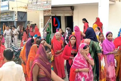 खाते में आएंगे 1 लाख...अफवाह पर अकाउंट खुलवाने पहुंचीं महिलाएं, बिहार के कैमूर में सीएसपी सेंटर में भीड़