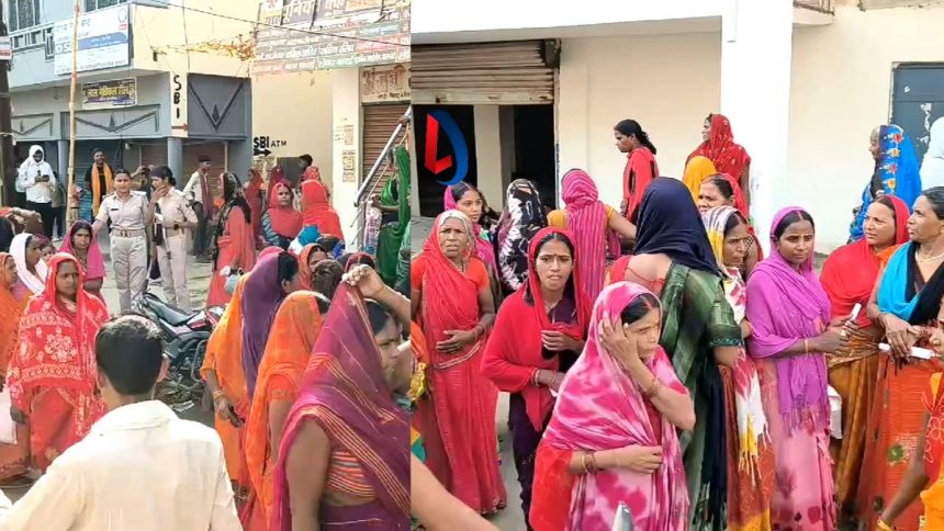 खाते में आएंगे 1 लाख...अफवाह पर अकाउंट खुलवाने पहुंचीं महिलाएं, बिहार के कैमूर में सीएसपी सेंटर में भीड़