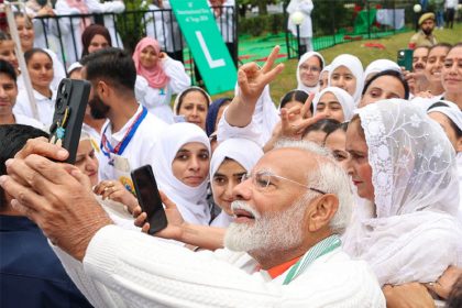 नई योग इकोनॉमी को बढ़ते देख रही दुनिया- अलग अंदाज में दिखे PM Modi, योगासन के बाद ली सेल्‍फी