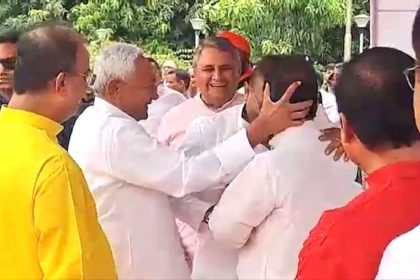 Nitish hit Ashok Chaudhary's head with Deputy CM