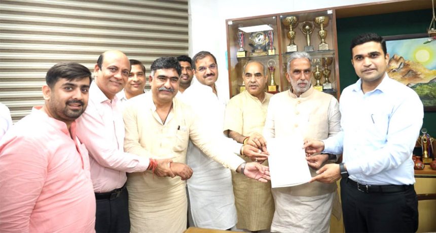 BJP candidate Krishnapal Gurjar, who won the Faridabad Lok Sabha seat, got the certificate.