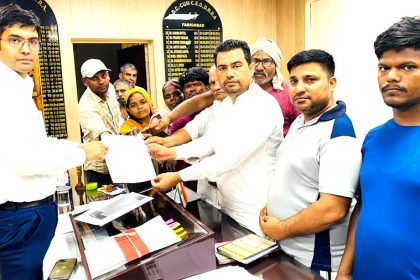 People of Prem Nagar held a strong demonstration under the leadership of Goldie Bareji at the Deputy Commissioner's office regarding the water problem.