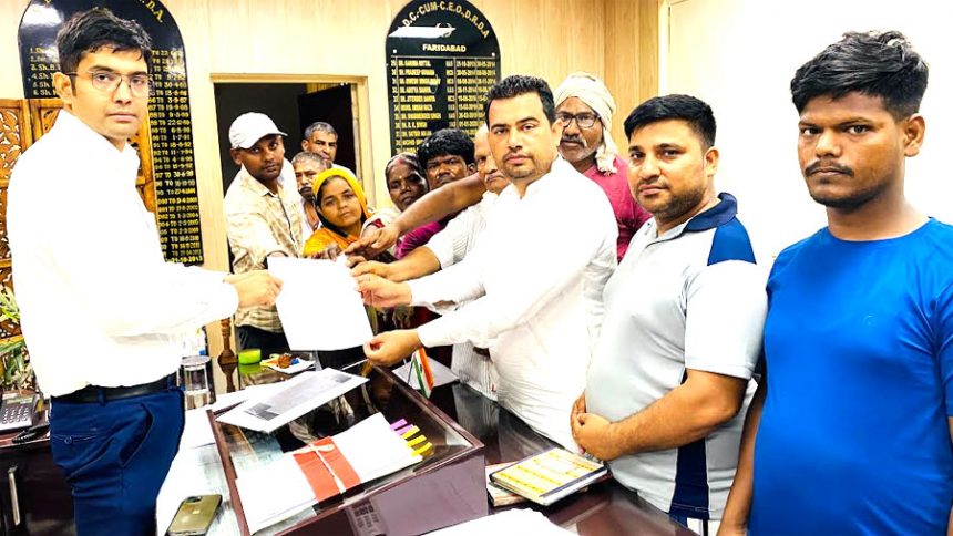 People of Prem Nagar held a strong demonstration under the leadership of Goldie Bareji at the Deputy Commissioner's office regarding the water problem.