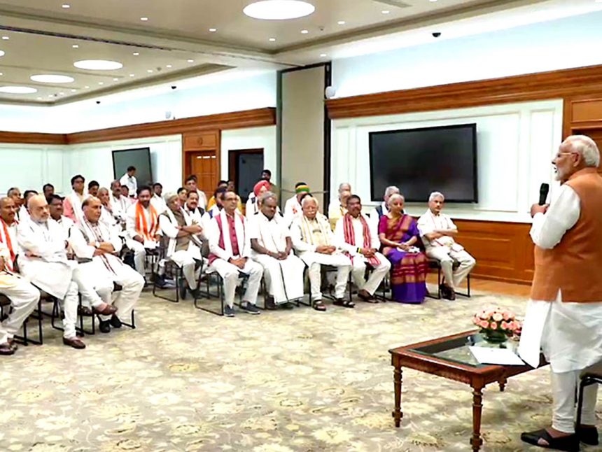 Modi meets potential cabinet before swearing in