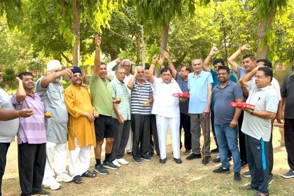 Shyam Sundar Kapoor distributed laddus on Krishan Pal Gurjar's victory hat-trick and becoming a minister.
