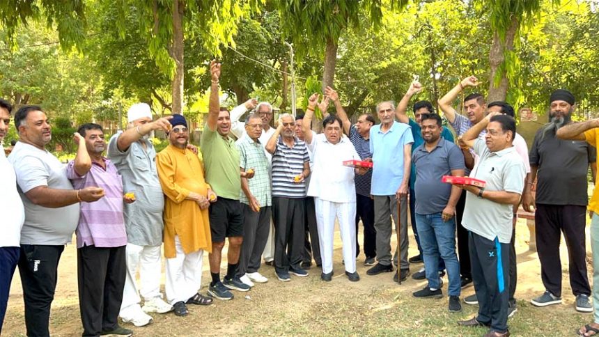Shyam Sundar Kapoor distributed laddus on Krishan Pal Gurjar's victory hat-trick and becoming a minister.