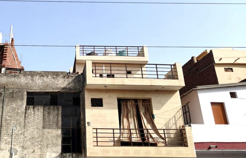 Laborer badly burnt after coming in contact with high tension line in Sector 3, referred to Safdarjung Hospital