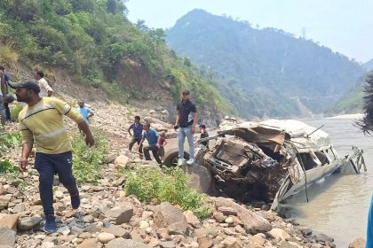 सड़क से फिसलकर 250 मीटर नीचे गिरी बद्रीनाथ जा रहे श्रद्धालुओं की मिनी बस, 12 की मौत