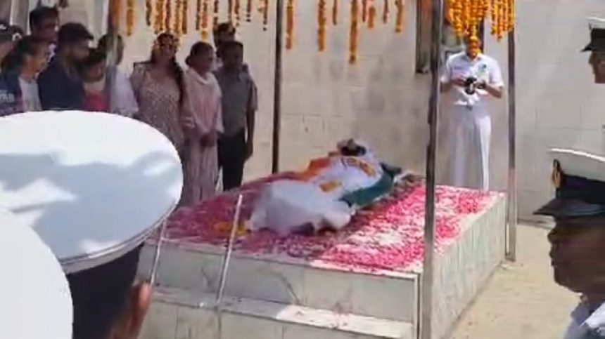 लेफ्टिनेंट कमांडर ( जल सेना ) रुद्र गोसाईं सैन्य सम्मान के साथ पंचतत्व में विलीन