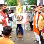 Hindu organizations burn effigies of Rahul in Ahmedabad