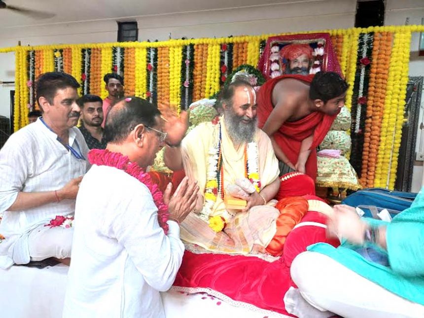 MLA Rajesh Nagar took blessings from Swami Purushottamacharya