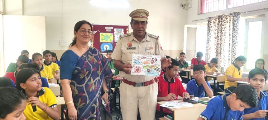 डीएवी स्कूल सेक्टर 30 पुलिस लाइन में बच्चों को यातायात नियमों के प्रति किया जागरूक, कराई ड्रांइग प्रतियोगिता