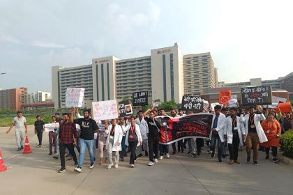 Doctors and students of Amrita Hospital took out a candle march in Faridabad for the safety of women working in the healthcare sector.