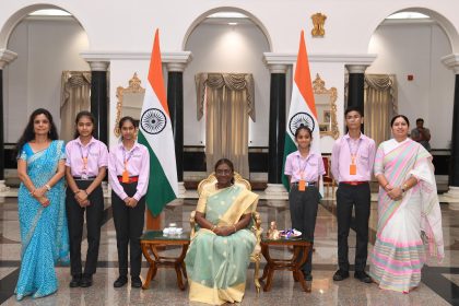 Uczniowie Vidyasagar International School związali Rakhi z Prezydentem