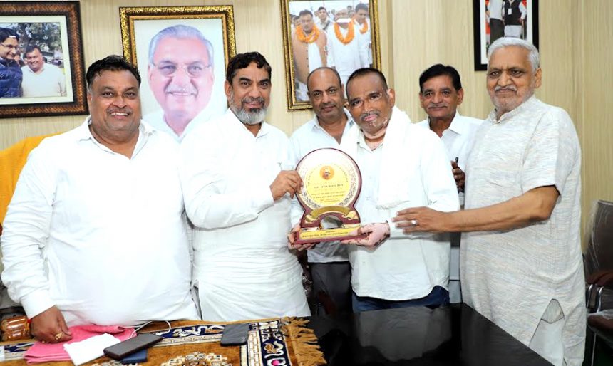 Tableau przedstawiający Pana Śiwy-Parvati zdobył pierwszą nagrodę