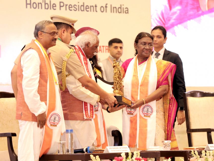The President J.C. Degrees awarded to 1536 students-researchers in the 5th convocation of Bose University