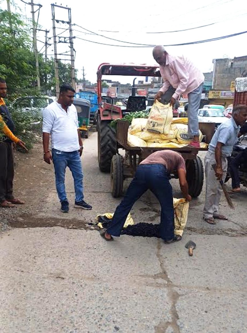 Work is going on at a fast pace to make the roads and main roads of Faridabad pothole free: Deputy Commissioner Vikram Singh